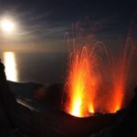 Stromboli während Vollmond. © Thorsten Böckel